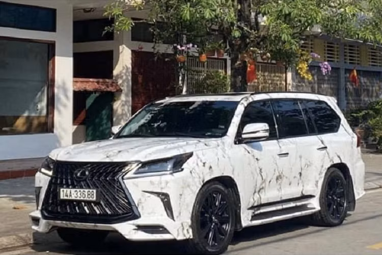 Trong phân khúc SUV hạng sang cỡ lớn, Lexus LX570 luôn là cái tên rất được lòng các đại gia Việt. Mẫu xe này có thiết kế chú trọng vào tính thực dụng, không có nhiều đột phá, trẻ trung như các đối thủ nhưng Lexus LX570 hạng sang vẫn mang đến những giá trị khác biệt để có thể chiều lòng bất cứ vị chủ nhân nào. Tại thị trường Việt Nam, Lexus LX570 chỉ được phân phối chính hãng với phiên bản tiêu chuẩn. Còn lại các phiên bản độ đều được đưa về nước theo diện nhập khẩu tư nhân.