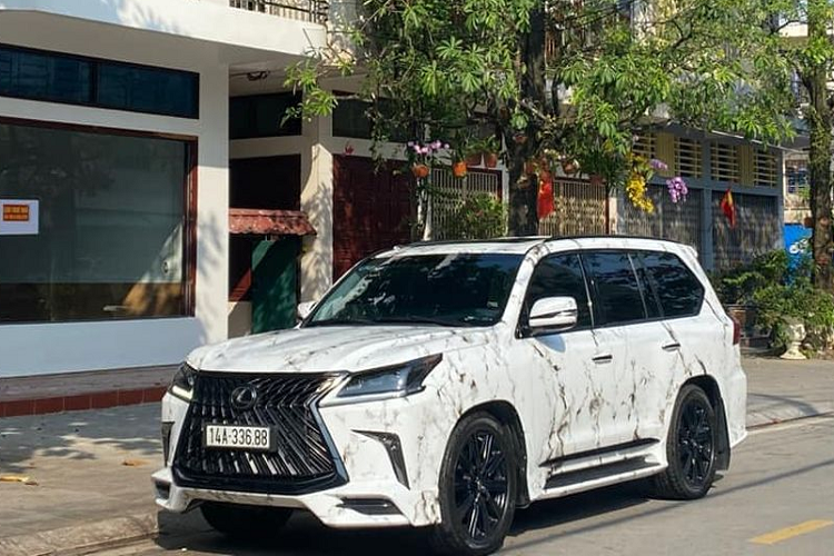 Ngoại hình của Lexus LX570 Super Sport độ MBS không có quá nhiều khác biệt nhiều so với xe phiên bản thường. Phần đầu xe vẫn được trang bị lưới tản nhiệt hình con suốt, cụm đèn pha 3 bóng LED cỡ lớn được tinh chỉnh nhẹ đồ hoạ, đèn LED ban ngày hình chữ L và đèn báo rẽ dạng tia theo ngôn ngữ thiết kế mới của Lexus. Cụm đèn hậu dạng LED thiết kế hình chữ L và bộ la-zăng sơn đen 10 chấu kích thước 21 inch thể thao.