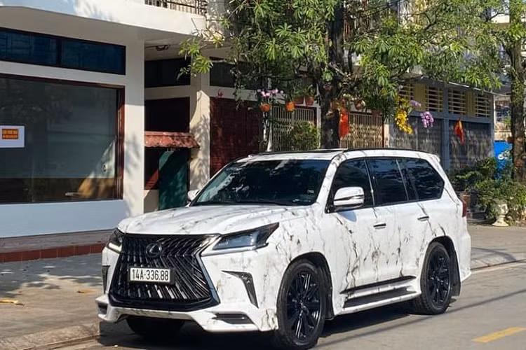 Ngoại hình của Lexus LX570 Super Sport độ MBS không có quá nhiều khác biệt nhiều so với xe phiên bản thường. Phần đầu xe vẫn được trang bị lưới tản nhiệt hình con suốt, cụm đèn pha 3 bóng LED cỡ lớn được tinh chỉnh nhẹ đồ hoạ, đèn LED ban ngày hình chữ L và đèn báo rẽ dạng tia theo ngôn ngữ thiết kế mới của Lexus. Cụm đèn hậu dạng LED thiết kế hình chữ L và bộ la-zăng sơn đen 10 chấu kích thước 21 inch thể thao.