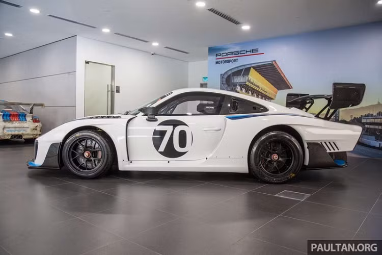 Di chuyển vào bên trong, các tính năng nội thất của 935 mới được tối giản, đúng theo phong cách của một chiếc xe đua, trong đó, vô lăng bằng sợi carbon và cụm công cụ đo giống trên GT3 R và ghế đua với dây đai an toàn 6 điểm là trang bị đáng chú ý nhất. Xe cũng có lồng cuộn an toàn và điều hòa không khí.