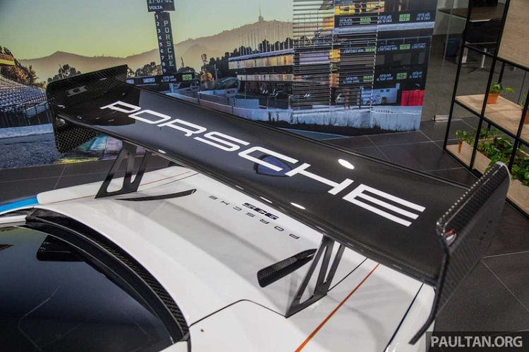 Phần lớn các tấm thân xe của Porsche 935 đều được làm từ nhựa gia cố sợi carbon, một vài trong số đó không được sơn như gương chiếu hậu, cánh lướt gió GT lớn và cản sau.