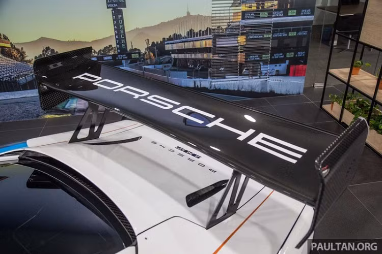 Phần lớn các tấm thân xe của Porsche 935 đều được làm từ nhựa gia cố sợi carbon, một vài trong số đó không được sơn như gương chiếu hậu, cánh lướt gió GT lớn và cản sau.