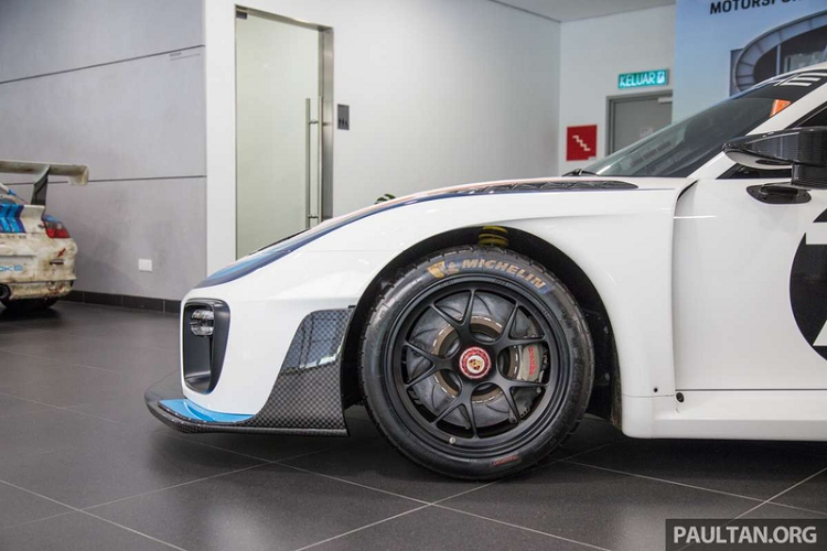 Ngoài ra, siêu xe Porsche 935 còn được trang bị hệ thống giảm xóc đua có thể điều chỉnh 3 nấc ở mỗi góc, và hệ thống phanh hiệu suất cao đặc biệt với kẹp phanh Brembo monobloc nhôm 6 pít-tông ở phía trước.