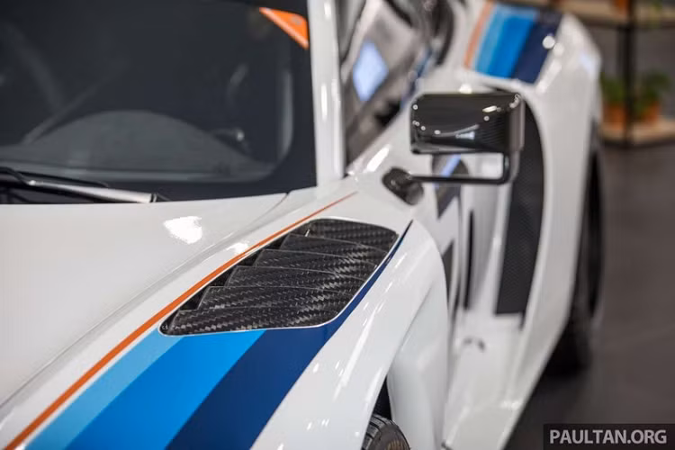 Các chi tiết đáng chú ý khác trên Porsche 935 gồm mâm xe 18 inch trọng lượng nhẹ, đèn pha lấy cảm hứng từ xe đua 919 Hybrid LMP1, gương chiếu hậu từ 911 RSR và ống xả titan giống trên chiếc Porsche 908 đời 1968.