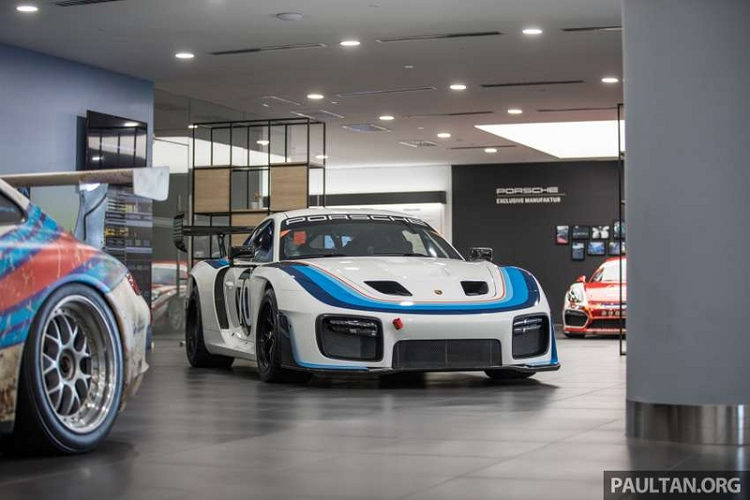 Ngoại thất của chiếc đang có mặt ở Malaysia được hoàn thiện theo phong cách của chiếc Porsche 935/78 huyền thoại đã thắng giải Le Mans.