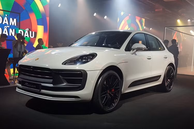 Cụ thể tại thị trường Việt Nam, giá xe Porsche Macan 2022 được phân phối chính hãng tương ứng với 4 phiên bản gồm Macan Tiêu chuẩn, Macan T, Macan S và Macan GTS có mức từ 2,99 - 3,23 - 3,81 - 4,70 tỷ đồng.
