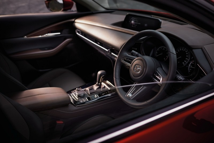 Ngoài những điểm mới kể trên, Mazda CX-30 2022 bản C tiêu chuẩn còn có những trang bị đáng chú ý như đèn pha LED với hệ thống tự động bật/tắt, tự động chỉnh luồng sáng cao/thấp, cần gạt nước tự động, ghế lái chỉnh điện 10 hướng/nhớ 2 vị trí, màn hình hiển thị thông tin kính lái có màu, màn hình màu TFT 7 inch trong bảng đồng hồ, màn hình thông tin giải trí 8,8 inch, hỗ trợ Apple CarPlay/Android Auto và hệ thống điều hòa tự động 2 vùng.