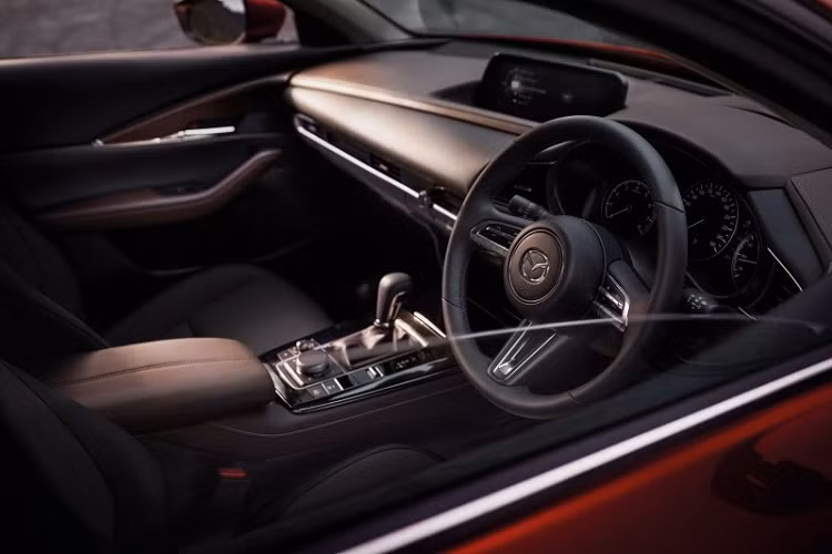 Ngoài những điểm mới kể trên, Mazda CX-30 2022 bản C tiêu chuẩn còn có những trang bị đáng chú ý như đèn pha LED với hệ thống tự động bật/tắt, tự động chỉnh luồng sáng cao/thấp, cần gạt nước tự động, ghế lái chỉnh điện 10 hướng/nhớ 2 vị trí, màn hình hiển thị thông tin kính lái có màu, màn hình màu TFT 7 inch trong bảng đồng hồ, màn hình thông tin giải trí 8,8 inch, hỗ trợ Apple CarPlay/Android Auto và hệ thống điều hòa tự động 2 vùng.