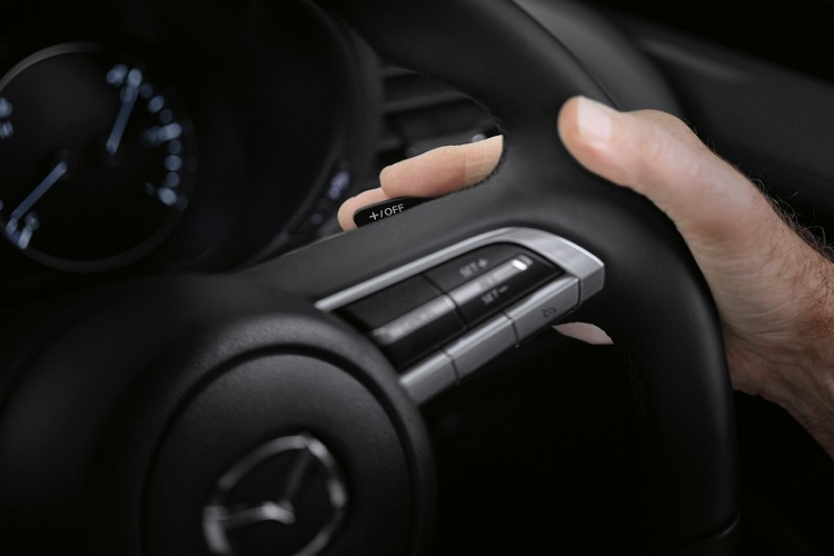 Bước sang phiên bản mới, Mazda CX-30 ở Thái Lan có một số điểm mới như màu sơn đồng Platinum Quartz. Tiếp đến là dải đèn LED định vị ban ngày và đèn hậu LED dành cho 2 bản C cũng như S. Cảm biến lùi và camera chiếu hậu sẽ được bổ sung cho bản C. Trong khi đó, bản S có thêm cảm biến phía trước và lẫy chuyển số thể thao sau vô lăng. Riêng bản SP được trang bị hệ thống kiểm soát tốc độ và đánh lái khi bám đuôi xe phía trước.