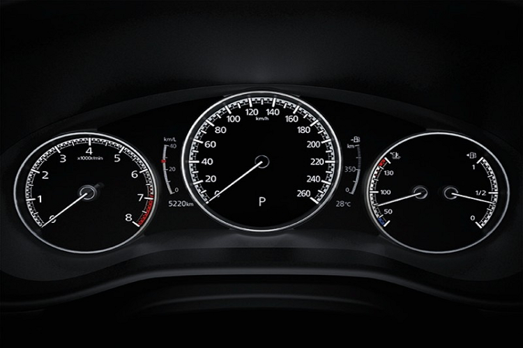 Trong khi đó, bản S có thêm những trang bị như cửa cốp chỉnh điện, cảm biến 4 điểm phía trước và vành hợp kim 18 inch. Cao cấp nhất là bản SP với cửa sổ trời chỉnh điện, gương chiếu hậu chống chói và hệ thống âm thanh Bose 12 loa.