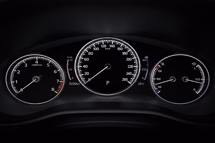 Trong khi đó, bản S có thêm những trang bị như cửa cốp chỉnh điện, cảm biến 4 điểm phía trước và vành hợp kim 18 inch. Cao cấp nhất là bản SP với cửa sổ trời chỉnh điện, gương chiếu hậu chống chói và hệ thống âm thanh Bose 12 loa.