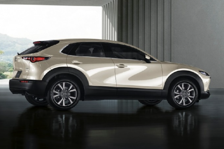 Dù ở bản trang bị nào, Mazda CX-30 2022 tại Thái Lan cũng dùng động cơ xăng Skyactiv-G 4 xi-lanh, dung tích 2.0L với công suất tối đa 165 mã lực và mô-men xoắn cực đại 213 Nm. Động cơ kết hợp với hộp số tự động 6 cấp, tiêu thụ lượng xăng trung bình 15,4 km/lít (khoảng 6,5 lít/100 km). Bên cạnh đó, xe còn có hệ thống điều hướng mô-men xoắn GVC Plus tiêu chuẩn. Tuy nhiên, Mazda CX-30 2022 ở Thái Lan không được trang bị hệ dẫn động 4 bánh toàn thời gian tiêu chuẩn như xe ở Mỹ.