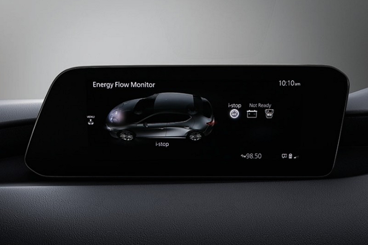 Không chỉ được trang bị khá tốt, Mazda CX-30 2022 ở Thái Lan còn có nhiều tính năng an toàn tiêu chuẩn. Bên cạnh cảm biến đỗ xe phía sau và camera lùi mới, bản C còn có hệ thống cảnh báo điểm mù khi chuyển làn đường, cảnh báo có xe nằm trong điểm mù cũng như cảnh báo phương tiện cắt ngang khi lùi.