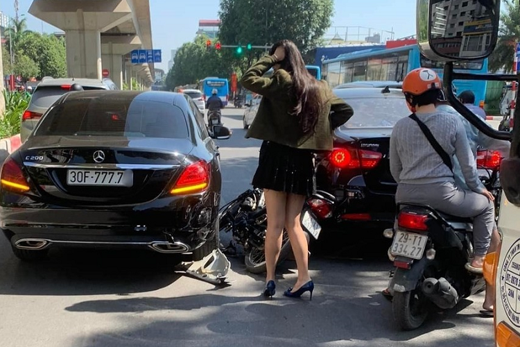 "Trên mạng đang lan truyền tin em là người đi xe máy, cố tình đâm vào xe Mercedes-Ben để làm quen, em nản quá, có phải mọi người xem Tiktok quá 180’ một ngày không ạ?" Hoa hậu Đông Nam Á 2014 cho biết. Ngoài ra, phía dưới bài đăng này - Phan Hoàng Thu còn chia sẻ "Em còn không biết đi xe máy đây".