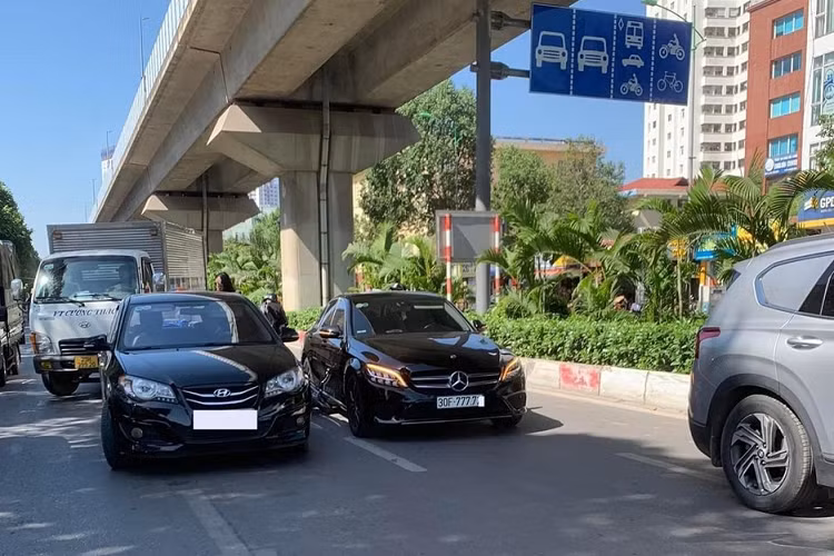 Mới đây, người đẹp Phan Hoàng Thu từng đoạt danh hiệu Hoa hậu Đông Nam Á 2014 đã chia sẻ bài đăng về việc chiếc Mercedes-Benz E200 hạng sang của cô xảy ra va chạm giao thông với một chiếc xe máy và ôtô khác mang thương hiệu Hyundai trên đường phố Hà Nội. Bài viết này đã thu hút sự quan tâm của cộng đồng mạng.