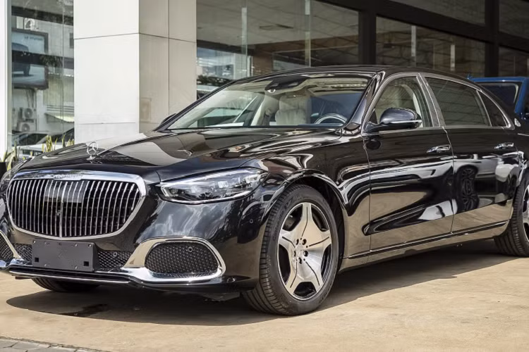 Chiếc Mercedes-Maybach S480 4Matic 2022 mới được nhắc đến trong bài được nhập khẩu nguyên chiếc về Campuchia. Đây là phiên bản có giá bán rẻ nhất trong gia đình S-Class Maybach. Tại Việt Nam, biến thể này được gọi tên S450 4Matic giống như cách gọi tại châu Âu và mới đây được công bố giá bán ở mức 8,2 tỷ đồng.