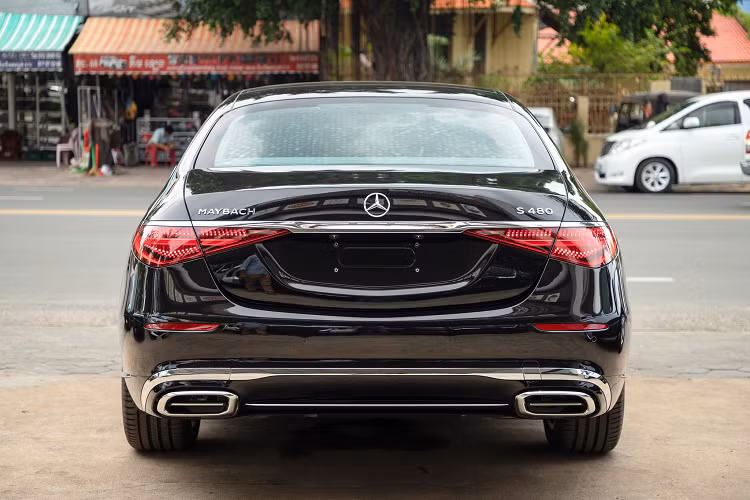 Khoang cabin của xe không có nhiều khác biệt so với phiên bản S580 Maybach đã có mặt tại Việt Nam. Trung tâm cabin là màn hình cảm ứng kích thước 12,8 inch, sử dụng giao diện MBUX mới nhất giúp người dùng có thể điều khiển được rất nhiều tính năng.
