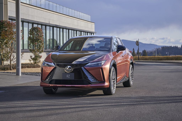Như đã biết, Lexus RZ 2023 mới sẽ có tùy chọn vô lăng kiểu dáng hình đa giác, tích hợp hệ thống lái bằng dây cáp và tín hiệu điện tử (steer-by-wire), cũng có nghĩa là nó được áp dụng công nghệ đánh lái điện tử 100%, tài xế chỉ cần xoay vô lăng tối đa 150 độ là xe đã hết lái, thay vì phải xoay 2 vòng rưỡi như vô lăng thường.