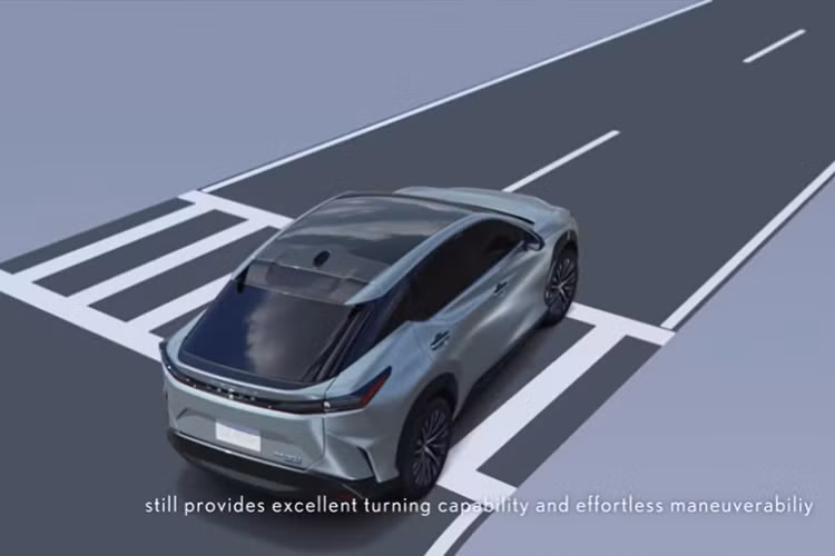 Đối với những tình huống khi xe đang di chuyển ở tốc độ cao, cần sự ổn định, tỉ số truyền giữa vô lăng và thước lái sẽ được cài đặt lại và sẽ có tỉ số truyền cao hơn so với khi xe di chuyển ở tốc độ thấp. Sẽ tạo cho người lái cảm giác tự tin hơn khi lái xe.