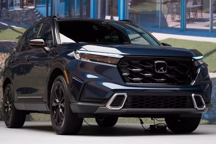 Dự kiến, Honda CR-V phiên bản hydro bắt đầu đi vào sản xuất từ năm 2024 ở nhà máy Performance Manufacturing Center (PMC) tại thành phố Marysville, bang Ohio, Mỹ. Nhà máy này đi vào hoạt động từ năm 2016, là nơi lắp ráp các mẫu xe đặc biệt như Acura NSX, Acura PMC Edition và xe đua Honda Performance Development.