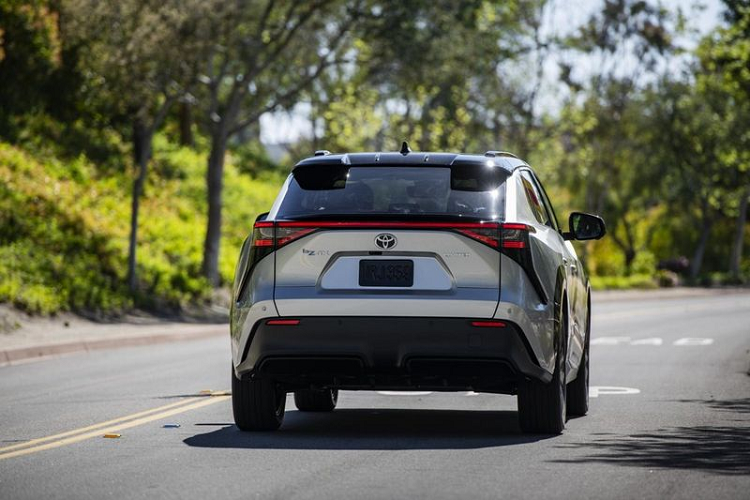 Các biện pháp khắc phục tạm thời của hãng gồm cung cấp xe cho mượn và giữ xe của khách hàng miễn phí, hoàn trả chi phí nhiên liệu của khách hàng phát sinh khi vận hành chiếc xe cho mượn, cung cấp cho khách hàng khoản tín dụng trị giá 5.000 USD (khoảng 117 triệu đồng) để thanh toán khoản vay/thuê hoặc giá bán nếu chiếc xe đã được thanh toán đầy đủ.