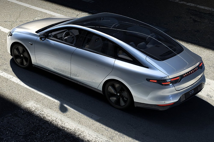 Kích thước to lớn của xe mang lại một không gian nội thất rộng rãi, sang trọng, và đầy công nghệ. Leapmotor đã cài đặt chip Qualcomm Snapdragon 8155 cho C01, và nó giúp vận hành 3 màn hình HD khác biệt trên mặt táp lô. Từ công nghệ nhận dạng khuôn mặt đến tùy chọn ghế có tính năng sưởi, thông gió và mát-xa, cabin xe đảm bảo mang tới trải nghiệm dễ chịu và tiện ích nhất có thể cho người dùng.