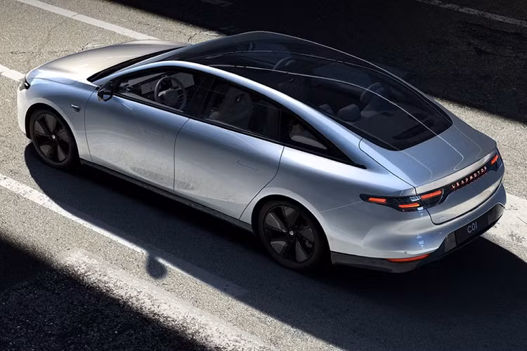 Kích thước to lớn của xe mang lại một không gian nội thất rộng rãi, sang trọng, và đầy công nghệ. Leapmotor đã cài đặt chip Qualcomm Snapdragon 8155 cho C01, và nó giúp vận hành 3 màn hình HD khác biệt trên mặt táp lô. Từ công nghệ nhận dạng khuôn mặt đến tùy chọn ghế có tính năng sưởi, thông gió và mát-xa, cabin xe đảm bảo mang tới trải nghiệm dễ chịu và tiện ích nhất có thể cho người dùng.