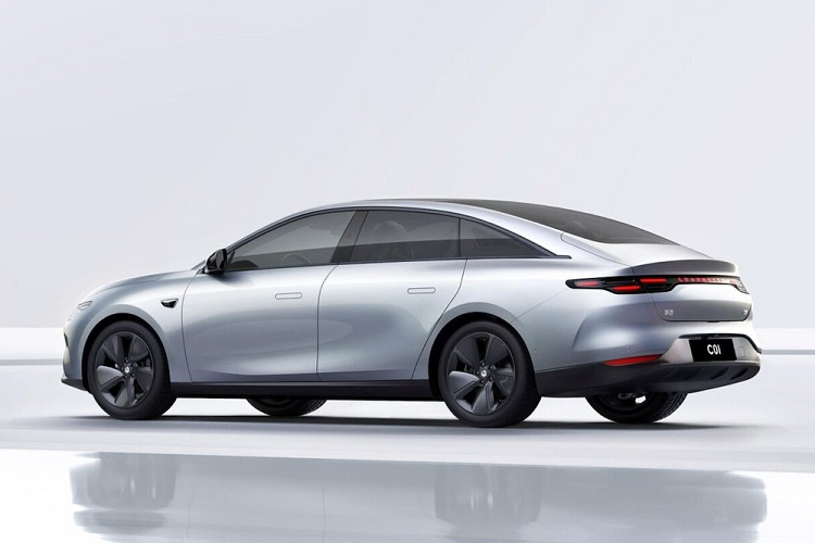 Với C01, Leapmotor sử dụng công nghệ CTC (Cell to Chassis) trong đó khung gầm, gầm xe và bộ pin được tích hợp với nhau. Điều này loại bỏ yêu cầu một bộ pin được lắp đặt riêng. Bộ pin của xe khá lớn khi có dung lượng tới 90 kWh. Nhà sản xuất cung cấp 5 phiên bản khác nhau, và khách hàng có thể lựa chọn từ 4 tùy chọn phạm vi hoạt động gồm 500 km, 606 km, 630 km, và 717 km, tính theo chu kỳ CLTC.