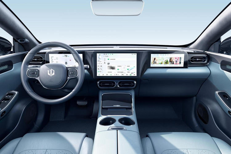 Tốc độ và phạm vi hoạt động ấn tượng của Leapmotor C01 là nhờ thiết kế khí động học thông minh, mang lại hệ số lực cản chỉ là 0,226 Cd. Nó sử dụng cửa ra vào không khung, tay nắm cửa ẩn, đường nóc dốc liền mạch về phía sau, và bộ la-zăng lực cản thấp. Lưới tản nhiệt phía trước của xe cũng có thiết kế khép kín để bổ sung thêm tính khí động học chung. Kích thước của mẫu sedan đẹp mã này là dài 5.050 mm, rộng 1.902 mm, cao 1.509 mm, với trục cơ sở 2.930 mm và cốp xe 496 lít.