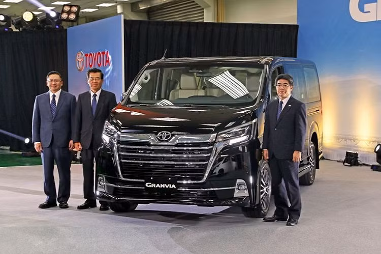 Toyota Granvia tại Việt Nam ra mắt hồi tháng 6/2020. Mẫu xe này có giá 3,072 tỷ đồng, thấp hơn hơn 1 tỷ đồng so với Alphard, và cao hơn khoảng 2 tỷ đồng so với giá Hiace.