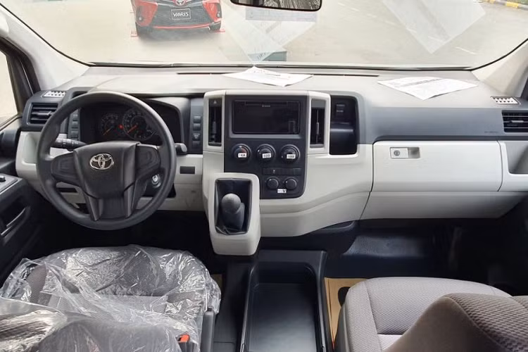 Giá xe Toyota Hiace được bán tại Việt Nam với mức gần 1,2 tỷ đồng. Đây là mức giá khá cao so với các đối thủ cùng phân khúc là Ford Transit và Hyundai Solati. 