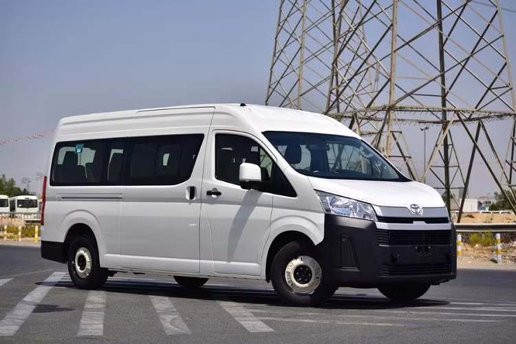 Với doanh số "khiêm tốn" như vậy, không khó hiểu khi Toyota rút Hiace ra khỏi dải sản phẩm phân phối tại Việt Nam. Toyota Hiace phiên bản mới nhất ra mắt tại nước ta vào tháng 6/2020. Xe được nhập từ Thái Lan về với đúng một phiên bản, dùng động cơ diesel 2.8L và hộp số sàn 6 cấp.