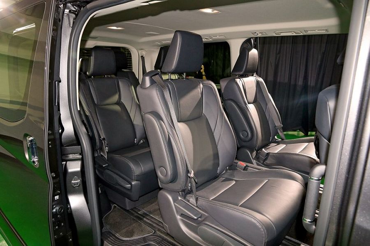 Hàng ghế thứ hai hạng thương gia với tựa đầu và đệm để chân chỉnh điện. Tại Việt Nam, Toyota Granvia cạnh tranh trực tiếp với Kia Canival. Tuy nhiên với danh sách trang bị tương đương nhưng mức giá đắt gần gấp đôi đối thủ, Granvia nhanh chóng tỏ ra yếu thế trước mẫu xe đến từ Hàn Quốc. 