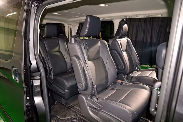 Hàng ghế thứ hai hạng thương gia với tựa đầu và đệm để chân chỉnh điện. Tại Việt Nam, Toyota Granvia cạnh tranh trực tiếp với Kia Canival. Tuy nhiên với danh sách trang bị tương đương nhưng mức giá đắt gần gấp đôi đối thủ, Granvia nhanh chóng tỏ ra yếu thế trước mẫu xe đến từ Hàn Quốc. 