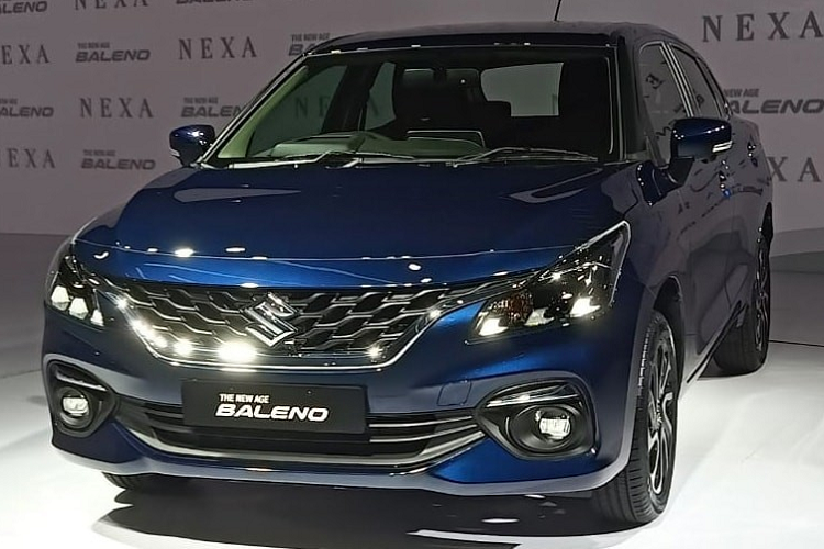 Cuối cùng là phanh tang trống trên bánh trước, phanh đĩa ở bánh sau. Xe còn được trang bị hệ thống treo thanh giằng MacPherson đằng trước và hệ thống treo dạng thanh xoắn Torsion phía sau. Khi mua Suzuki Baleno 2022, khách hàng có thể chọn 1 trong các màu sơn ngoại thất như bạc, xám, đỏ và xanh dương.