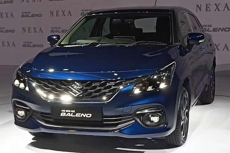 Cuối cùng là phanh tang trống trên bánh trước, phanh đĩa ở bánh sau. Xe còn được trang bị hệ thống treo thanh giằng MacPherson đằng trước và hệ thống treo dạng thanh xoắn Torsion phía sau. Khi mua Suzuki Baleno 2022, khách hàng có thể chọn 1 trong các màu sơn ngoại thất như bạc, xám, đỏ và xanh dương.