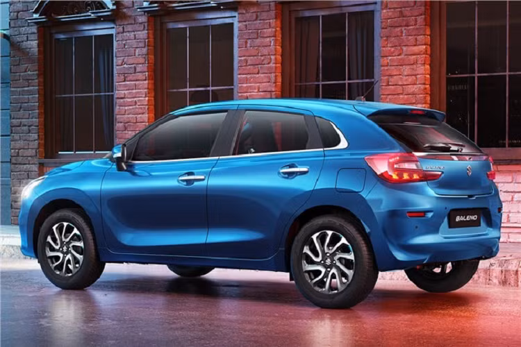 Ngoài ra, xe còn có đèn pha rộng hơn và tích hợp đèn LED định vị ban ngày 3 chi tiết đặc trưng mới. Tiếp đến là nắp ca-pô với thiết kế hình vỏ sò phẳng hơn trước và cản trước cải tiến, tích hợp hốc đèn sương mù lớn hơn. Khác với đầu xe, thiết kế bên sườn của Suzuki Baleno 2022 về cơ bản là không thay đổi so với trước.