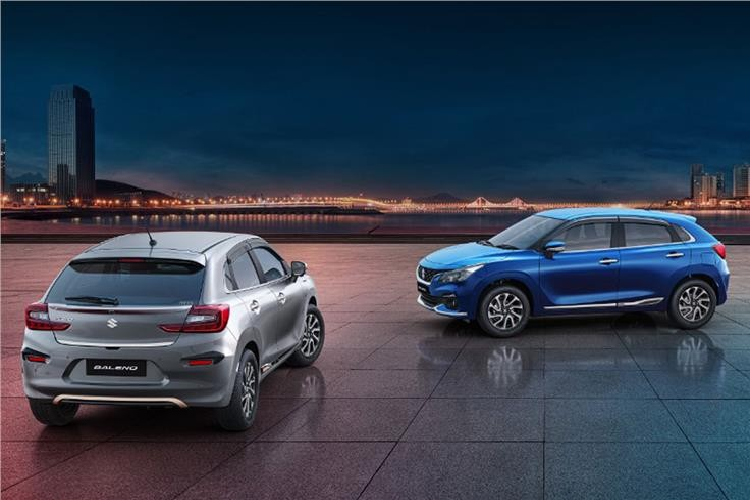 Ngoài ra, hãng Suzuki chỉ bổ sung đường chân kính mạ crôm kéo dài hết cột C và vành la-zăng 16 inch mới với thiết kế 5 chấu kép, sơn phối 2 màu thể thao cho mẫu xe hatchback hạng B này. Bên cạnh đó, xe còn có ăng-ten hình vây cá trên nóc, gương chiếu hậu gập tự động và tay nắm cửa mạ crôm. Phía sau, Suzuki Baleno 2022 có thay đổi lớn ở cụm đèn hậu và cản sau. Trong đó, đèn hậu LED của xe được thiết kế hình chữ "C", gợi liên tưởng đến Honda Civic thế hệ cũ.