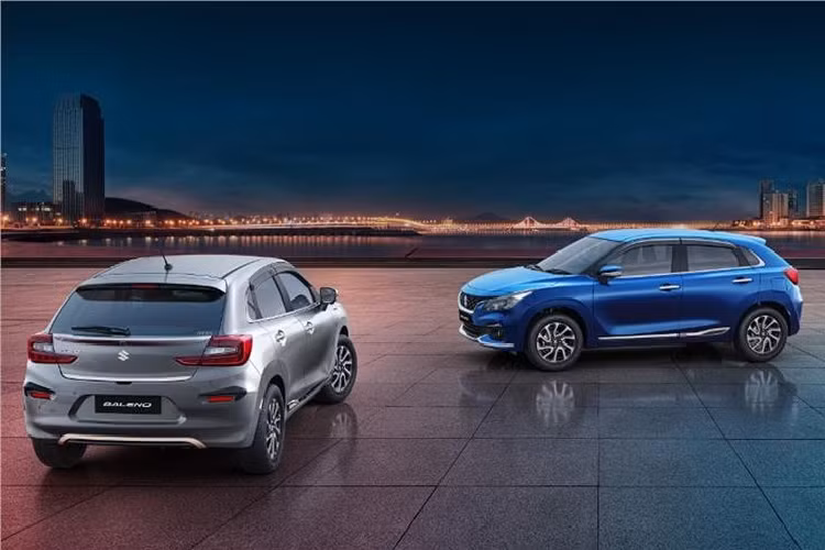 Ngoài ra, hãng Suzuki chỉ bổ sung đường chân kính mạ crôm kéo dài hết cột C và vành la-zăng 16 inch mới với thiết kế 5 chấu kép, sơn phối 2 màu thể thao cho mẫu xe hatchback hạng B này. Bên cạnh đó, xe còn có ăng-ten hình vây cá trên nóc, gương chiếu hậu gập tự động và tay nắm cửa mạ crôm. Phía sau, Suzuki Baleno 2022 có thay đổi lớn ở cụm đèn hậu và cản sau. Trong đó, đèn hậu LED của xe được thiết kế hình chữ "C", gợi liên tưởng đến Honda Civic thế hệ cũ.