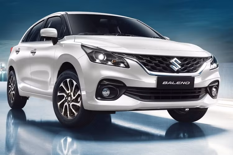 Đúng như những hình ảnh rò rỉ từ trước đó, Suzuki Baleno 2022 được áp dụng phong cách thiết kế ngoại thất mới. Cụ thể, thế hệ mới của mẫu xe hạng B bán chạy nhất tại Ấn Độ được bổ sung lưới tản nhiệt rộng hơn với mắt lưới hình tổ ong góc cạnh và viền mạ crôm, tạo cảm giác cao cấp hơn. Viền mạ crôm này kéo dài sang hai bên, nối đến đèn pha mới của Suzuki Baleno 2022.