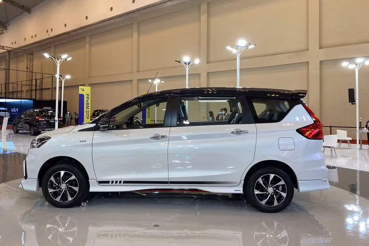Cuối cùng, Ertiga Sport 2022 mới sẽ có thêm hệ thống kiểm soát hành trình Cruise Control mới. Bên cạnh đó là những trang bị an toàn khác như hệ thống cân bằng điện tử, hỗ trợ khởi hành ngang dốc và đèn pha tự động với tính năng đèn chờ dẫn đường.