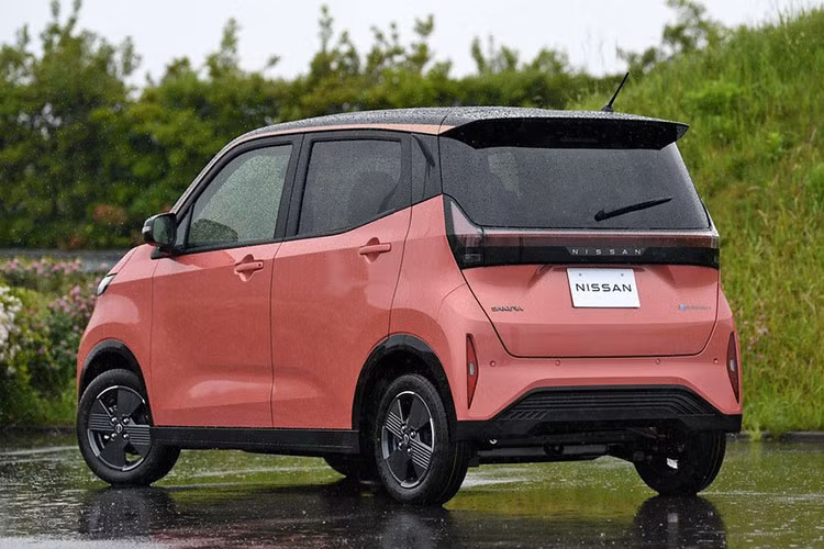Trong khi đó, số lượng khách hàng Nhật Bản đặt mua Mitsubishi eK Cross EV - "anh em sinh đôi không cùng trứng" của Nissan Sakura - thấp hơn đáng kể. Trong thời gian 3 tuần, chỉ có khoảng 3.400 khách hàng Nhật Bản đặt mua mẫu xe điện mới mang thương hiệu Mitsubishi. Tuy nhiên, con số này vẫn cao hơn nhiều so với mục tiêu doanh số 850 xe/tháng mà hãng Mitsubishi đặt ra cho eK Cross EV.