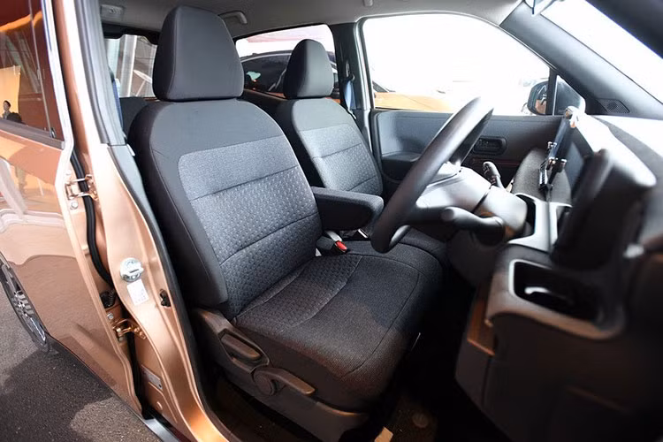 Theo hãng Nissan, Sakura là mẫu xe có khoang nội thất yên tĩnh nhất phân khúc kei car. Đồng thời, đây cũng là mẫu xe kei car đầu tiên có thể đánh lái, tăng tốc, phanh, sang số và gài phanh tay điện tử tự động khi đỗ nhờ hệ thống ProPILOT Park.