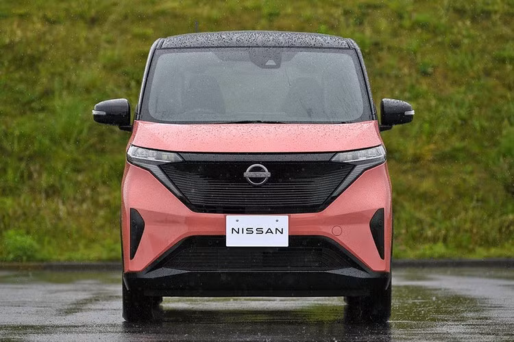 Tại thị trường Nhật Bản, mẫu ôtô điện này được chia thành 3 bản trang bị, bao gồm S, X và G. Giá xe Nissan Sakura 2022 khởi điểm từ 1,78 triệu Yên (khoảng 322 triệu đồng), đã áp dụng ưu đãi dành cho xe năng lượng xanh tại Nhật Bản. Như vậy, đây là mẫu ô tô điện rẻ nhất của hãng Nissan hiện nay và có giá chỉ ngang Hyundai Grand i10 hoặc Kia Morning tại Việt Nam. 