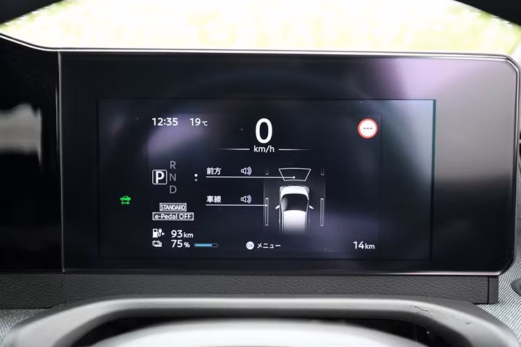 Thêm vào đó là những trang bị đáng chú ý như bảng đồng hồ kỹ thuật số 7 inch, màn hình thông tin giải trí 9 inch, hệ thống điều hòa đi kèm màn hình riêng, ghế bọc nỉ như ghế sofa và vô lăng 2 chấu...