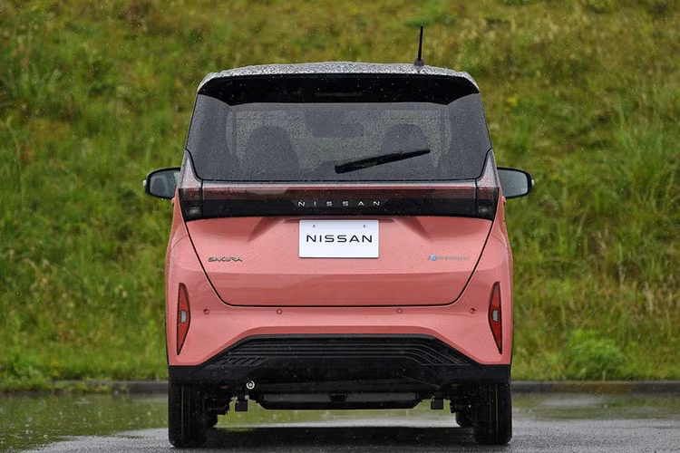 Mặc dù không phải là mẫu xe ôtô điện mạnh mẽ nhưng Nissan Sakura vẫn có chế độ lái Sport, ngoài 2 chế độ Standard và Eco. Bên cạnh đó, xe còn có hệ thống phanh tái sinh năng lượng, mang đến chế độ vận hành chỉ dùng 1 bàn đạp để tăng, giảm tốc.