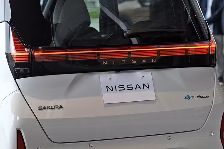 Đằng sau, Nissan Sakura được trang bị cụm đèn hậu LED nằm vắt ngang đuôi xe, cánh gió mui khá lớn và những chi tiết tạo sự tương đồng với đầu xe như đèn phản quang hình tam giác hay cản sau.