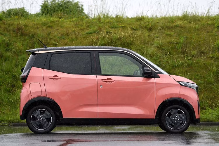Số lượng đơn đặt hàng dành cho mẫu xe Nissan Sakura 2022 giá rẻ này đã chứng tỏ điều đó. Theo hãng Nissan, chỉ sau 3 tuần ra mắt, Sakura đã được hơn 11.000 khách hàng Nhật Bản đặt mua. Cụ thể, tính đến ngày 13/6, đã có tổng cộng 11.429 người đặt cọc để sở hữu mẫu xe điện mới này.