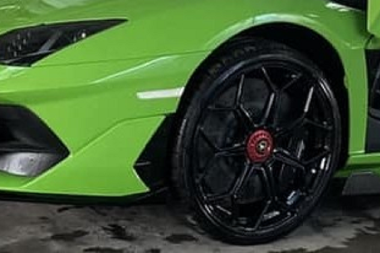 Mui xe chia thành hai phần riêng biệt giống với siêu xe Lamborghini Aventador SV Roadster tại Việt Nam, mỗi chiếc mui của Lamborghini Aventador SVJ Roadster có trọng lượng khoảng 6 kg. Nếu cần bỏ mui, các khách hàng thao tác khá đơn giản chỉ cần ấn nút được đặt sẵn sau trần xe. Phần mui tháo ra sẽ được để ở khoang hành lý phía trước.