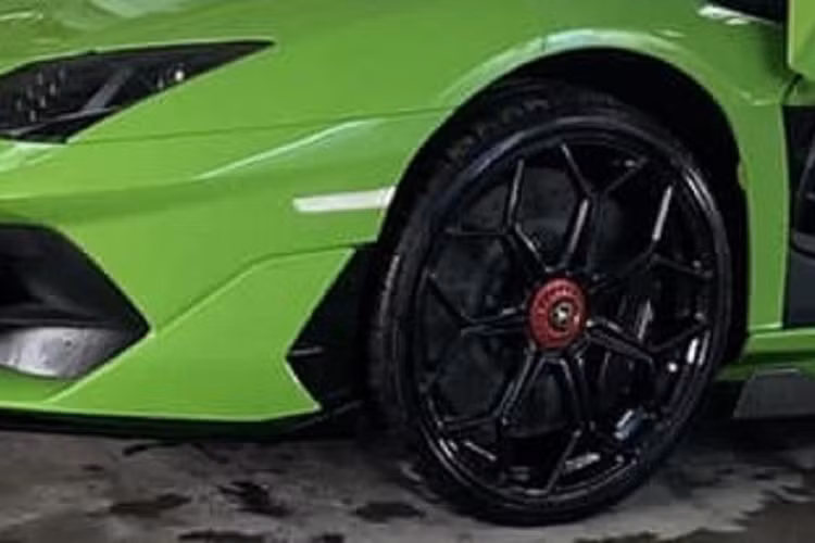 Mui xe chia thành hai phần riêng biệt giống với siêu xe Lamborghini Aventador SV Roadster tại Việt Nam, mỗi chiếc mui của Lamborghini Aventador SVJ Roadster có trọng lượng khoảng 6 kg. Nếu cần bỏ mui, các khách hàng thao tác khá đơn giản chỉ cần ấn nút được đặt sẵn sau trần xe. Phần mui tháo ra sẽ được để ở khoang hành lý phía trước.